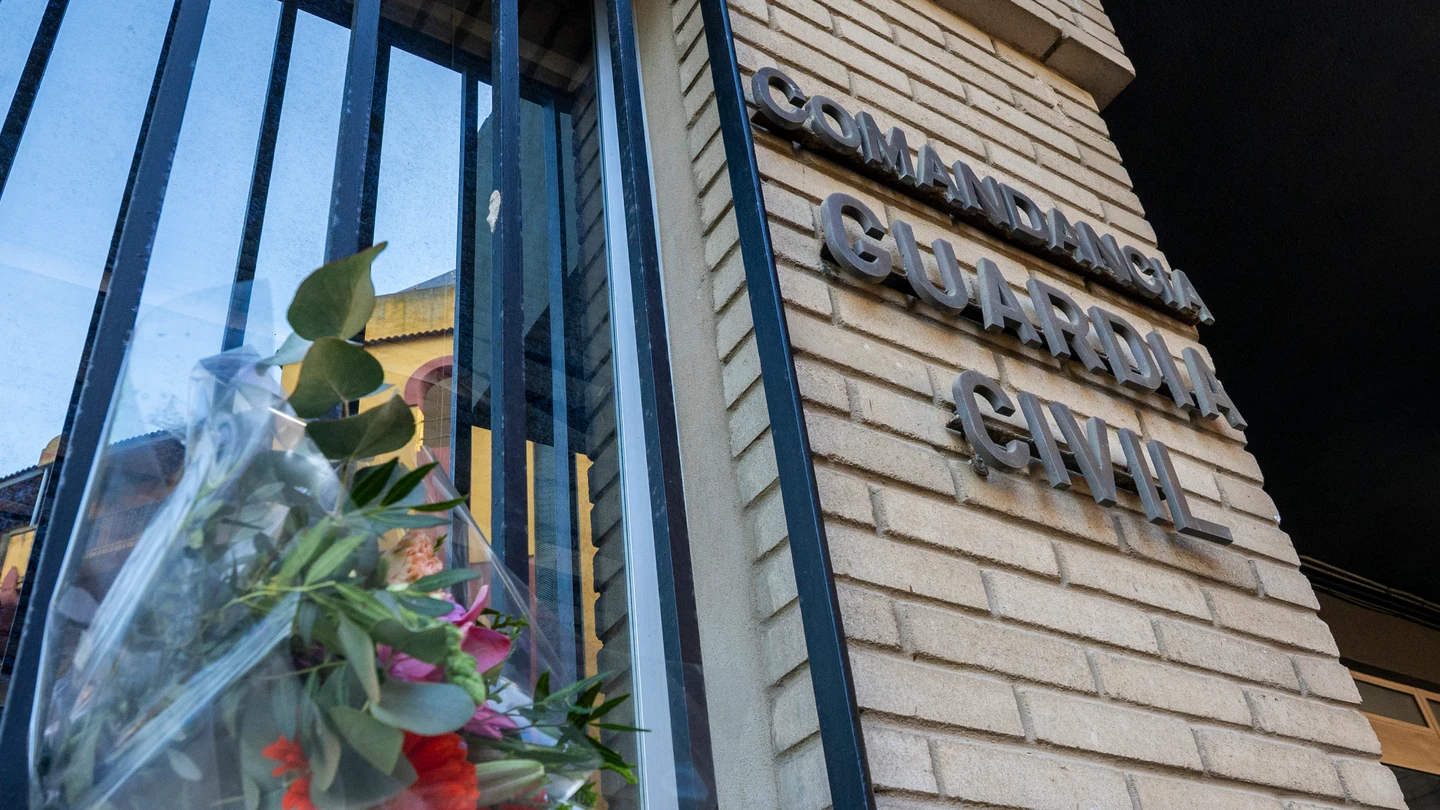 Un ramo de flores en la Comandancia de la Guardia Civil de Huelva, previo a la capilla ardiente y funeral por los dos agentes muertos al chocar dos embarcaciones del cuerpo Un ramo de flores en la Comandancia de la Guardia Civil de Huelva, previo a la capilla ardiente y funeral por los dos agentes muertos al chocar dos embarcaciones del cuerpo