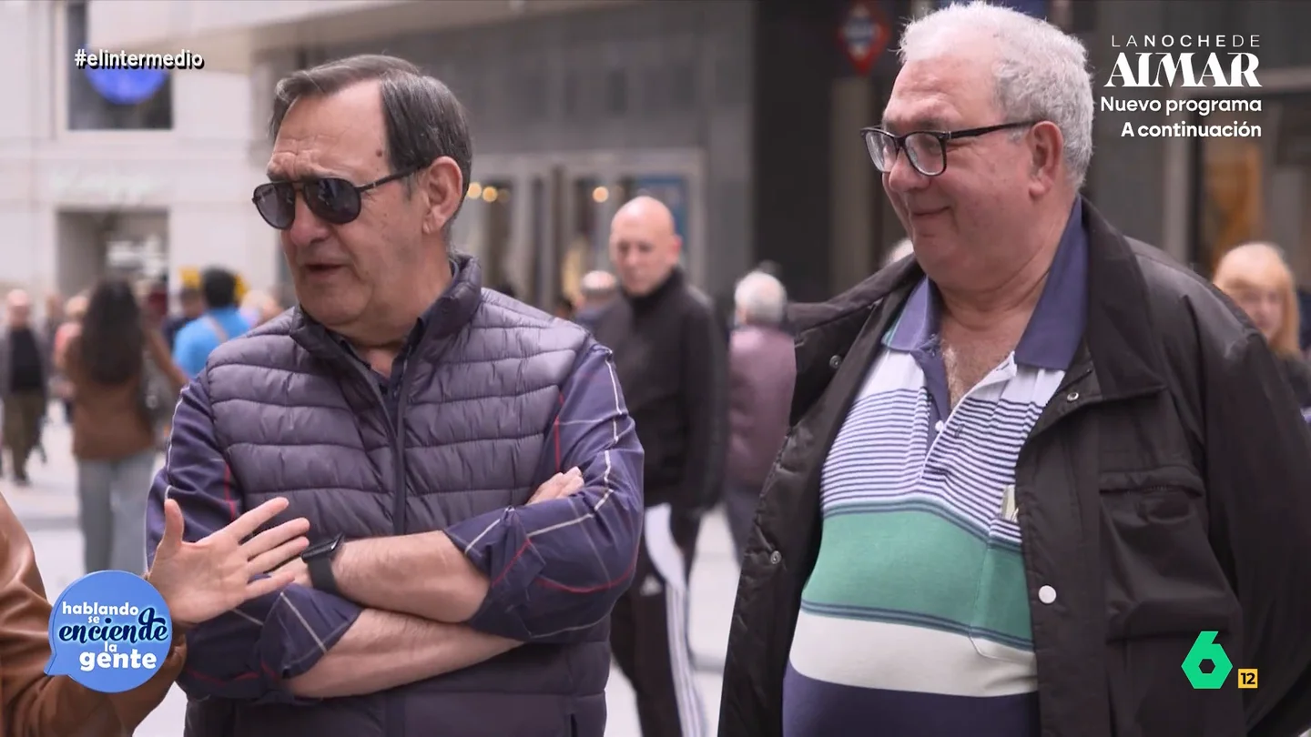 "Los toros van a seguir muriendo siempre, y el gato de esta señora": así defiende un hombre la tauromaquia ante Thais Villas En una nueva entrega de 'Hablando se enciende la gente', Thais Villas lleva a la calle el debate sobre los toros: ¿Son crueldad animal o una fiesta nacional? ¿Hay que prohibirlos o subvencionarlos? Los argumentos a favor y en contra, en este vídeo.
