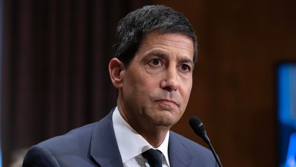 El Senado de EEUU confirma a Kevin Warsh como presidente de la Fed: el 'halcón' financiero con el que Trump busca bajar los tipos