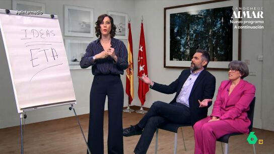 'Isabel D&iacute;az Ayuso' organiza un 'brain storming' en busca de ideas para justificar su pol&eacute;mico viaje a M&eacute;xico. Dani Mateo y Thais Villas le sugieren algunas, entre ellas aclarar qui&eacute;n lo pag&oacute;.