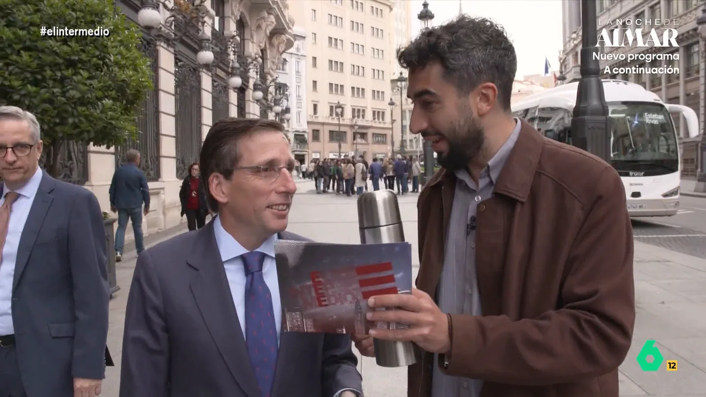 Martínez-Almeida recomienda a Isma Juárez ir a la misa del papa en Madrid: "Lo necesitas desesperadamente" El reportero charla con el alcalde de Madrid sobre la próxima visita del papa León XIV a la capital. El sumo pontífice, entre otros actos, llevará a cabo una misa en el Bernabéu.