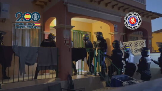 La Polic&iacute;a Nacional entra en el chalet de Torrevieja en el que la banda ten&iacute;a su base de operaciones