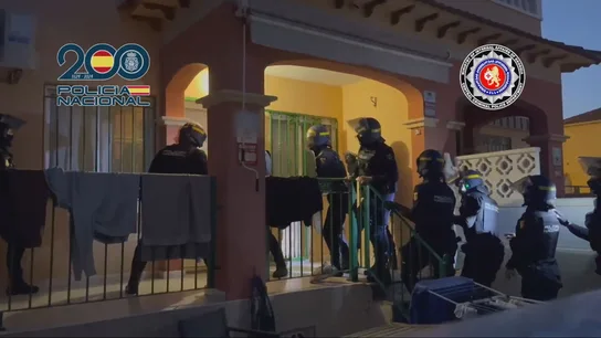 La Policía Nacional entra en el chalet de Torrevieja en el que la banda tenía su base de operaciones La Policía Nacional entra en el chalet de Torrevieja en el que la banda tenía su base de operaciones