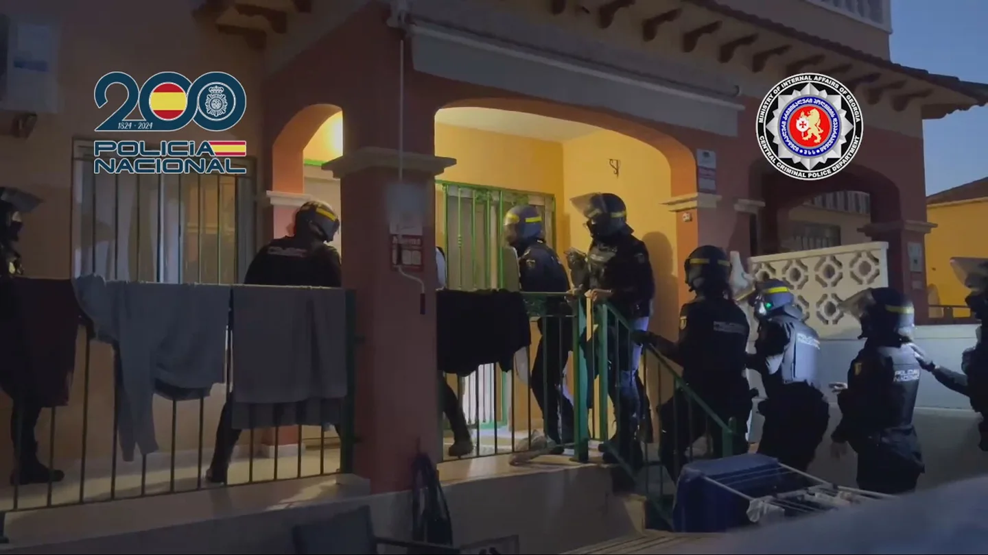 La Policía Nacional entra en el chalet de Torrevieja en el que la banda tenía su base de operaciones La Policía Nacional entra en el chalet de Torrevieja en el que la banda tenía su base de operaciones