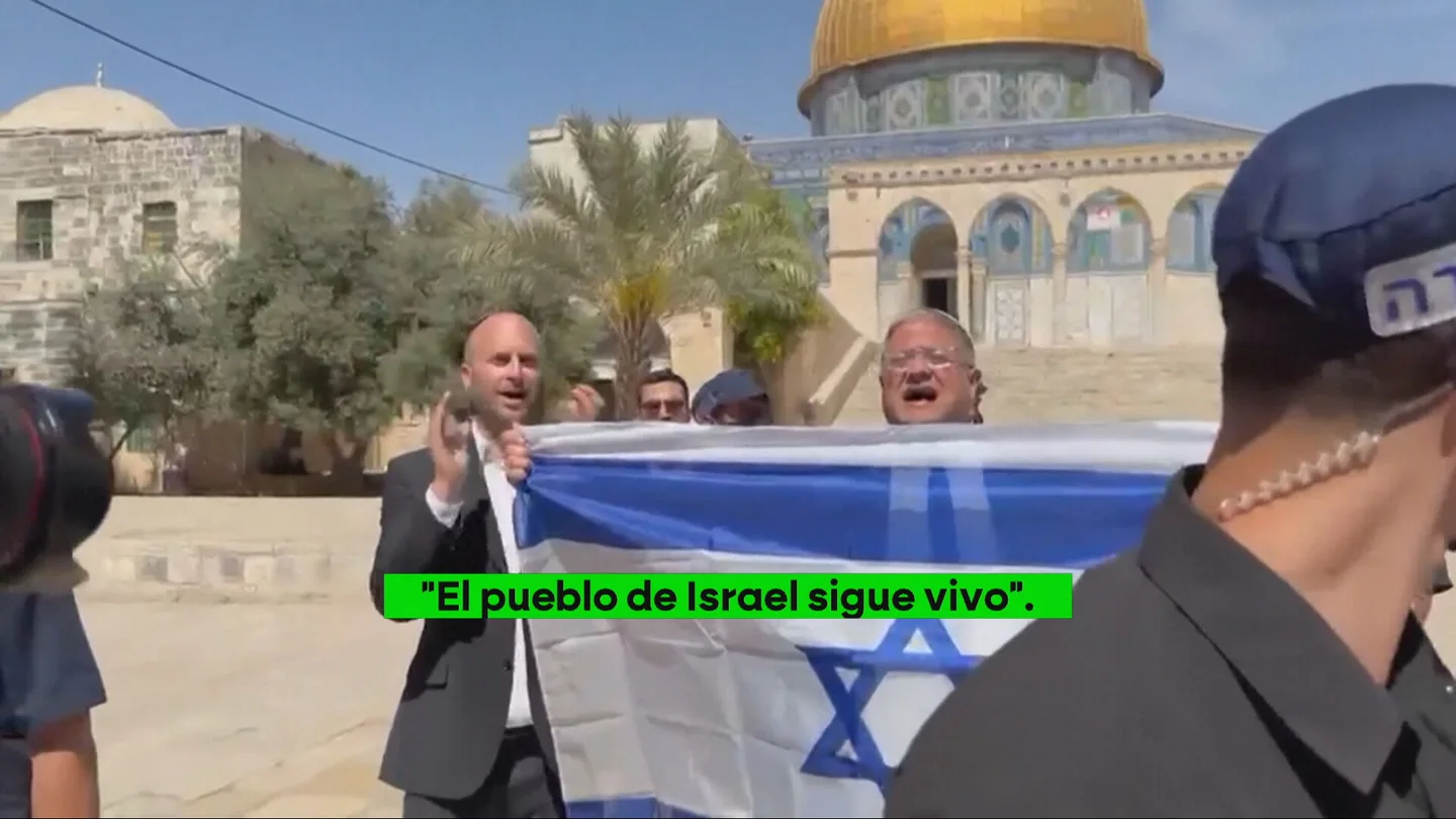 Provocación histórica del ministro Ben Gvir: pasea por la Explanada de las Mezquitas con una bandera de Israel Provocación histórica del ministro Ben Gvir: pasea por la Explanada de las Mezquitas con una bandera de Israel