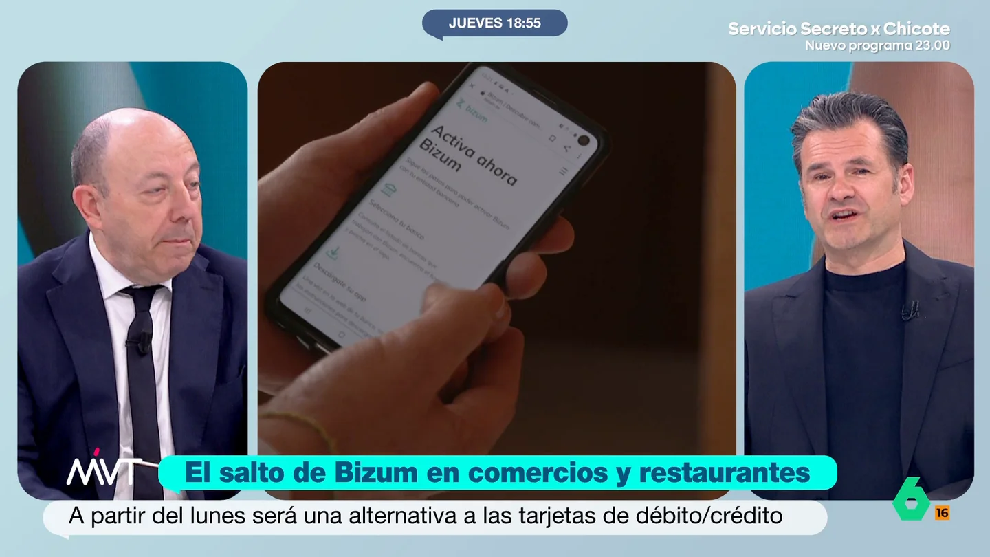 Gonzalo Bernardos señala los beneficios de poder pagar con Bizum: "La comisión para los comercios será más pequeña" En muchos comercios ya se podrá pagar utilizando esta aplicación española. Para el economista, esto hará que, por ejemplo, Visa y Mastercard deban reducir las comisiones que cobran a los comerciantes ya que tienen un nuevo competidor.