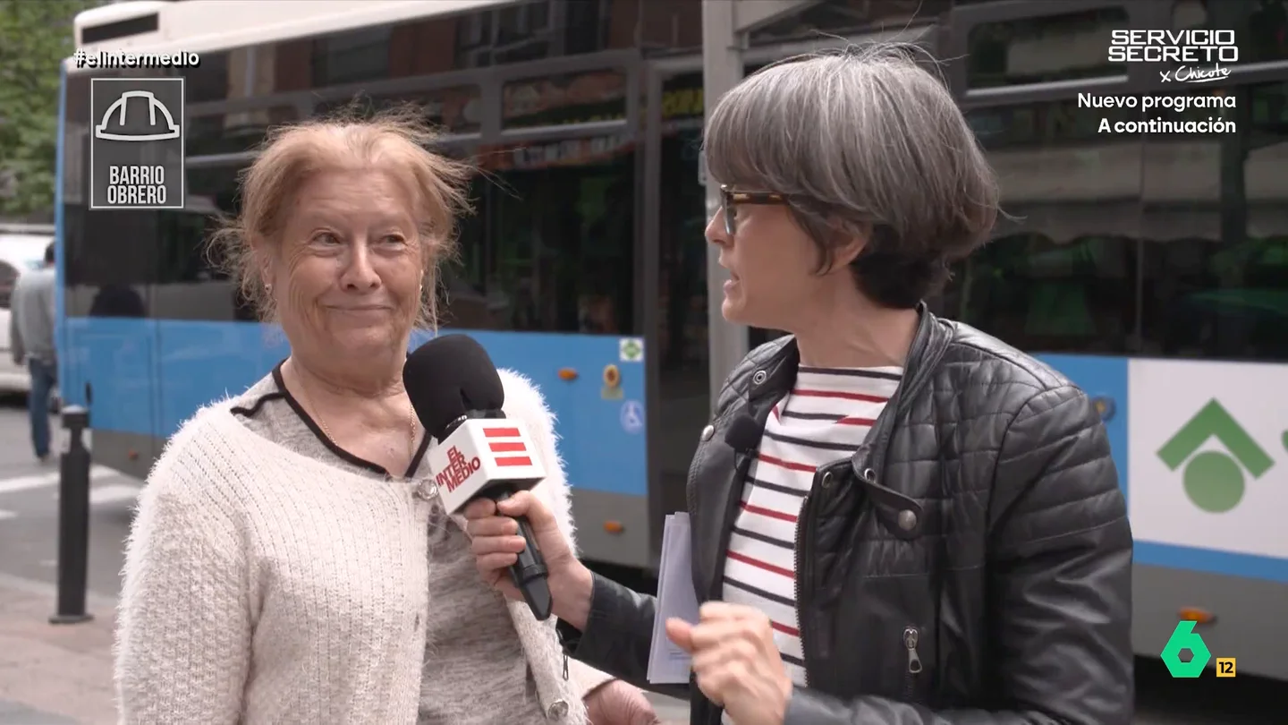 Una mujer de barrio obrero sentencia los cafés de especialidad: "Eso es un lavado de calcetines" La reportera charla con gente que vive en un barrio rico y en un barrio obrero para conocer qué desayunan y ver, de esta manera, si los desayunos en ambos barrios se parecen o, en cambio, tienen diferencias notables.
