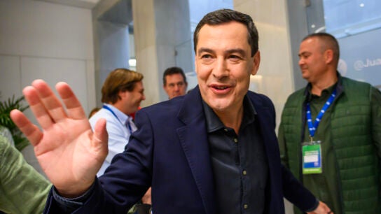 Juanma Moreno, a su llegada a la sede del PP en Sevilla este domingo. 