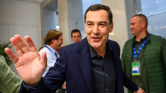 Juanma Moreno, a su llegada a la sede del PP en Sevilla este domingo. Juanma Moreno, a su llegada a la sede del PP en Sevilla este domingo.