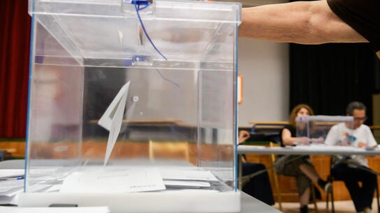 Los colegios electorales abren sus puertas en una jornada electoral con m&aacute;s de seis millones de personas llamadas a votar