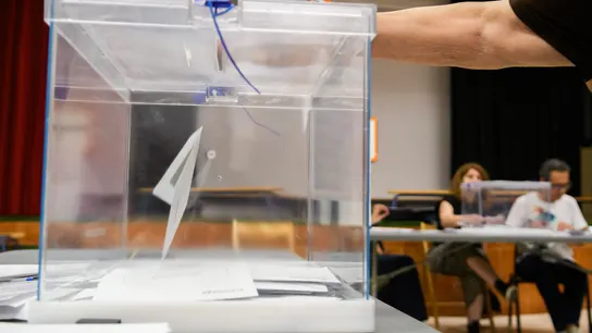 Los colegios electorales abren sus puertas en una jornada electoral con más de seis millones de personas llamadas a votar Los colegios electorales abren sus puertas en una jornada electoral con más de seis millones de personas llamadas a votar