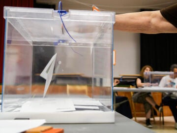 Los colegios electorales abren sus puertas en una jornada electoral con m&aacute;s de seis millones de personas llamadas a votar
