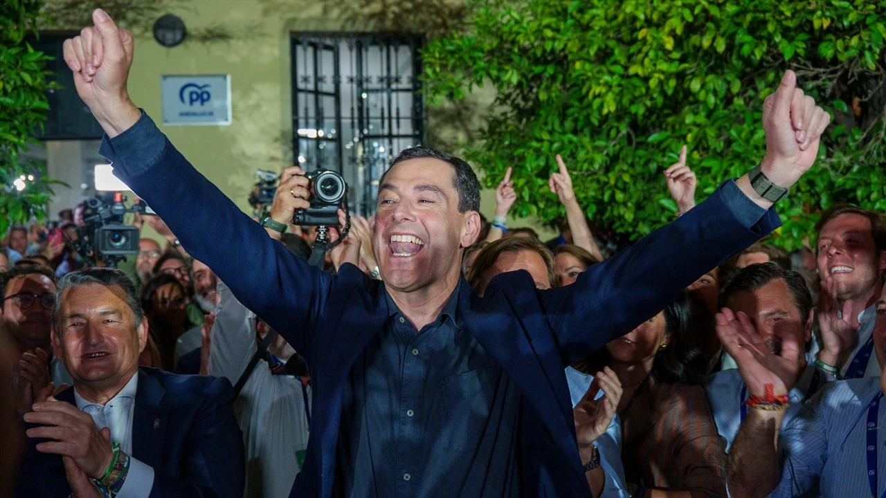 Juanma Moreno pierde la mayoría absoluta y queda en manos de Vox mientras el PSOE toca suelo histórico