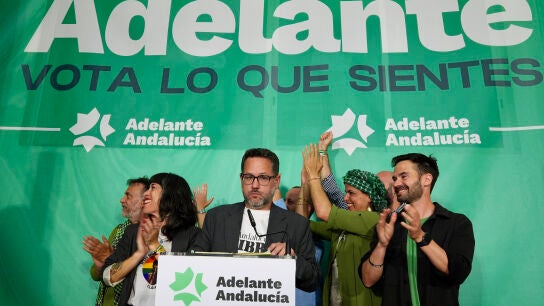 El candidato de Adelante Andaluc&iacute;a, Jos&eacute; Ignacio Garc&iacute;a, acompa&ntilde;ado por su equipo y Teresa Rodr&iacute;guez (2d) en la asociaci&oacute;n sociocultural &ldquo;La yerbabuena&rdquo;, analiza los resultados electorales tras los comicios en Andaluc&iacute;a, en Jerez de la Frontera (C&aacute;diz). 