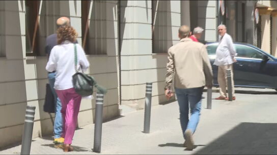Mar&iacute;a Jes&uacute;s Montero abandona la sede del PSOE-A por la puerta de atr&aacute;s
