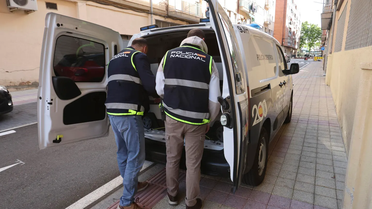 Imagen de dos agentes de la Policía Nacional en la puerta del domicilio en Salamanca Imagen de dos agentes de la Policía Nacional en la puerta del domicilio en Salamanca
