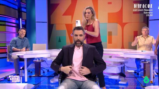 Se ha vuelto viral en Tik Tok un nuevo reto en el que los maridos ponen a prueba la confianza en sus mujeres con un reto que incluye una silla, un vaso y un golpe de cintur&oacute;n. Zapeando lo replica en directo con Dani Mateo, Isabel Forner y Mar&iacute;a G&oacute;mez.