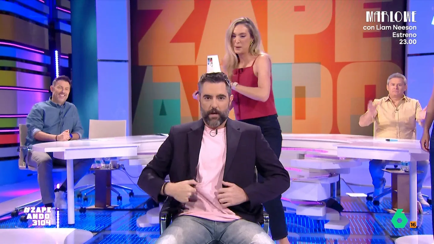 Dani Mateo, Isabel Forner y María Gómez replican el último reto viral de Tik Tok Se ha vuelto viral en Tik Tok un nuevo reto en el que los maridos ponen a prueba la confianza en sus mujeres con un reto que incluye una silla, un vaso y un golpe de cinturón. Zapeando lo replica en directo con Dani Mateo, Isabel Forner y María Gómez.