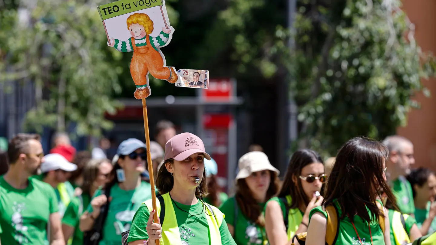 Distintas columnas formadas por profesores parten en marcha hacia la mesa de negociación en la Conselleria de Educación en Valencia. Distintas columnas formadas por profesores parten en marcha hacia la mesa de negociación en la Conselleria de Educación en Valencia.