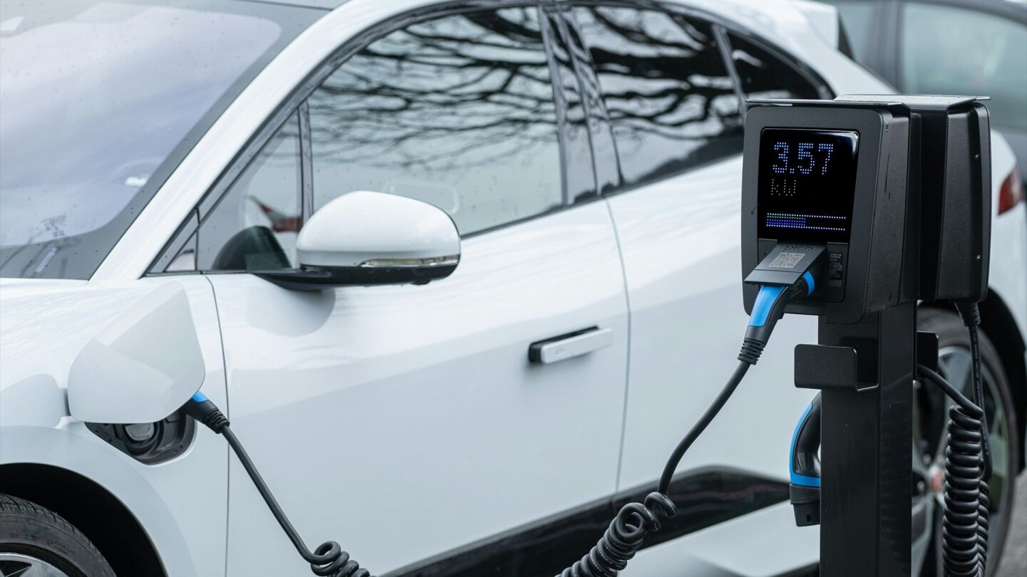 Recargar un el&eacute;ctrico cuesta 100 euros menos al mes que un veh&iacute;culo de gasolina