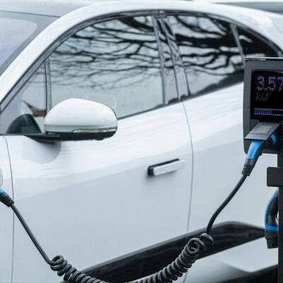 Recargar un el&eacute;ctrico cuesta 100 euros menos al mes que un veh&iacute;culo de gasolina