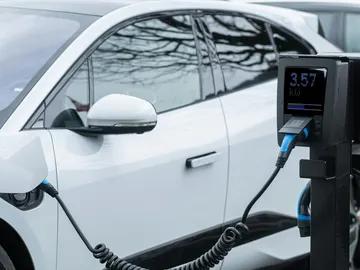 Recargar un eléctrico cuesta 100 euros menos al mes que un vehículo de gasolina Recargar un eléctrico cuesta 100 euros menos al mes que un vehículo de gasolina