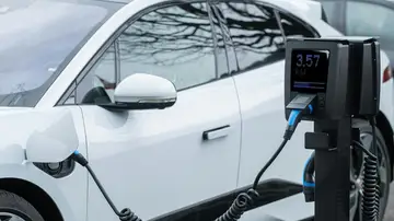 Recargar un eléctrico cuesta 100 euros menos al mes que un vehículo de gasolina Recargar un eléctrico cuesta 100 euros menos al mes que un vehículo de gasolina
