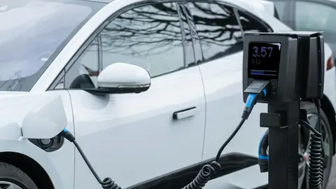 Recargar un eléctrico cuesta 100 euros menos al mes que un vehículo de gasolina Recargar un eléctrico cuesta 100 euros menos al mes que un vehículo de gasolina
