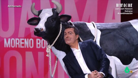 Ra&uacute;l P&eacute;rez se transforma en el l&iacute;der del PP andaluz para contar c&oacute;mo afronta su victoria en las elecciones de Andaluc&iacute;a. Adem&aacute;s, no ha venido solo, ya que, con &eacute;l, tambi&eacute;n est&aacute; Blanquita, la vaca que tanta suerte le ha dado. 