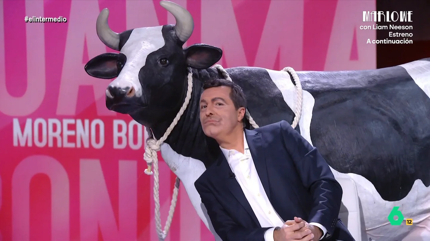 'Juanma Moreno' visita El Intermedio con Blanquita: "Ella se carga las moscas con el rabo y yo a los socialistas con los votos" Raúl Pérez se transforma en el líder del PP andaluz para contar cómo afronta su victoria en las elecciones de Andalucía. Además, no ha venido solo, ya que, con él, también está Blanquita, la vaca que tanta suerte le ha dado.