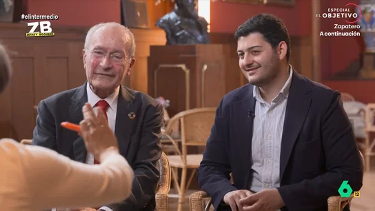 Gael Rodríguez, alcalde con solo 22 años, sobre los 'haters': "En Facebook tengo cinco que se lo pasan bomba" Thais Villas charla con estos dos ediles de dos generaciones muy diferentes. Mientras que Paco de la Torre tiene 83 años, Gael tiene solo 22. Ambos le han contado como se enfrentan a su labor en la alcaldía de su municipio.
