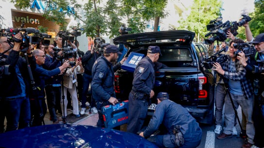 Agentes de la Polic&iacute;a Nacional guardan material incautado en un veh&iacute;culo de la UCO durante el registro a la oficina del expresidente del Gobierno Jos&eacute; Luis Rodr&iacute;guez Zapatero/ EFE/ Rodrigo Jim&eacute;nez