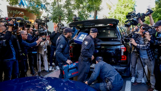 Agentes de la Policía Nacional guardan material incautado en un vehículo de la UCO durante el registro a la oficina del expresidente del Gobierno José Luis Rodríguez Zapatero Agentes de la Policía Nacional guardan material incautado en un vehículo de la UCO durante el registro a la oficina del expresidente del Gobierno José Luis Rodríguez Zapatero/ EFE/ Rodrigo Jiménez