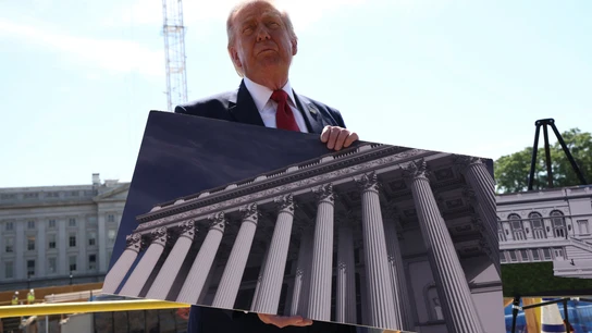 Donald Trump posa con el diseño de cómo será el salón de baile de la Casa Blanca Donald Trump posa con el diseño de cómo será el salón de baile de la Casa Blanca