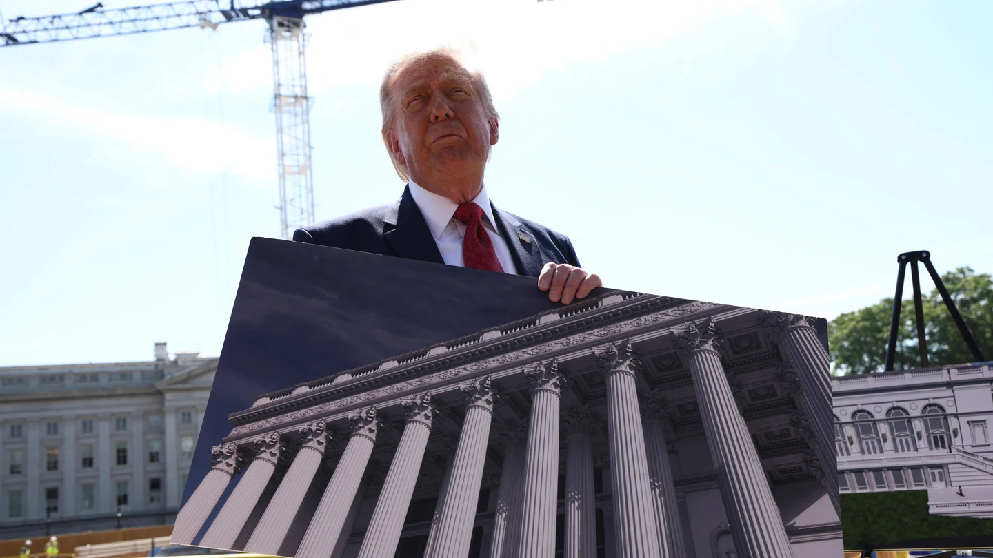Donald Trump posa con el diseño de cómo será el salón de baile de la Casa Blanca Donald Trump posa con el diseño de cómo será el salón de baile de la Casa Blanca