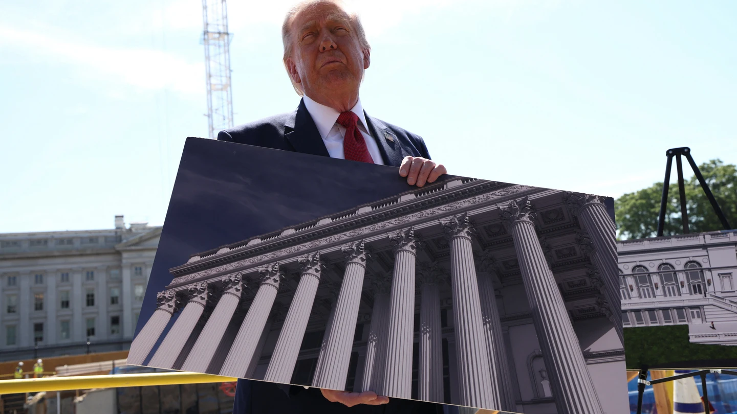Donald Trump posa con el diseño de cómo será el salón de baile de la Casa Blanca Donald Trump posa con el diseño de cómo será el salón de baile de la Casa Blanca