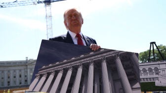 Donald Trump posa con el dise&ntilde;o de c&oacute;mo ser&aacute; el sal&oacute;n de baile de la Casa Blanca