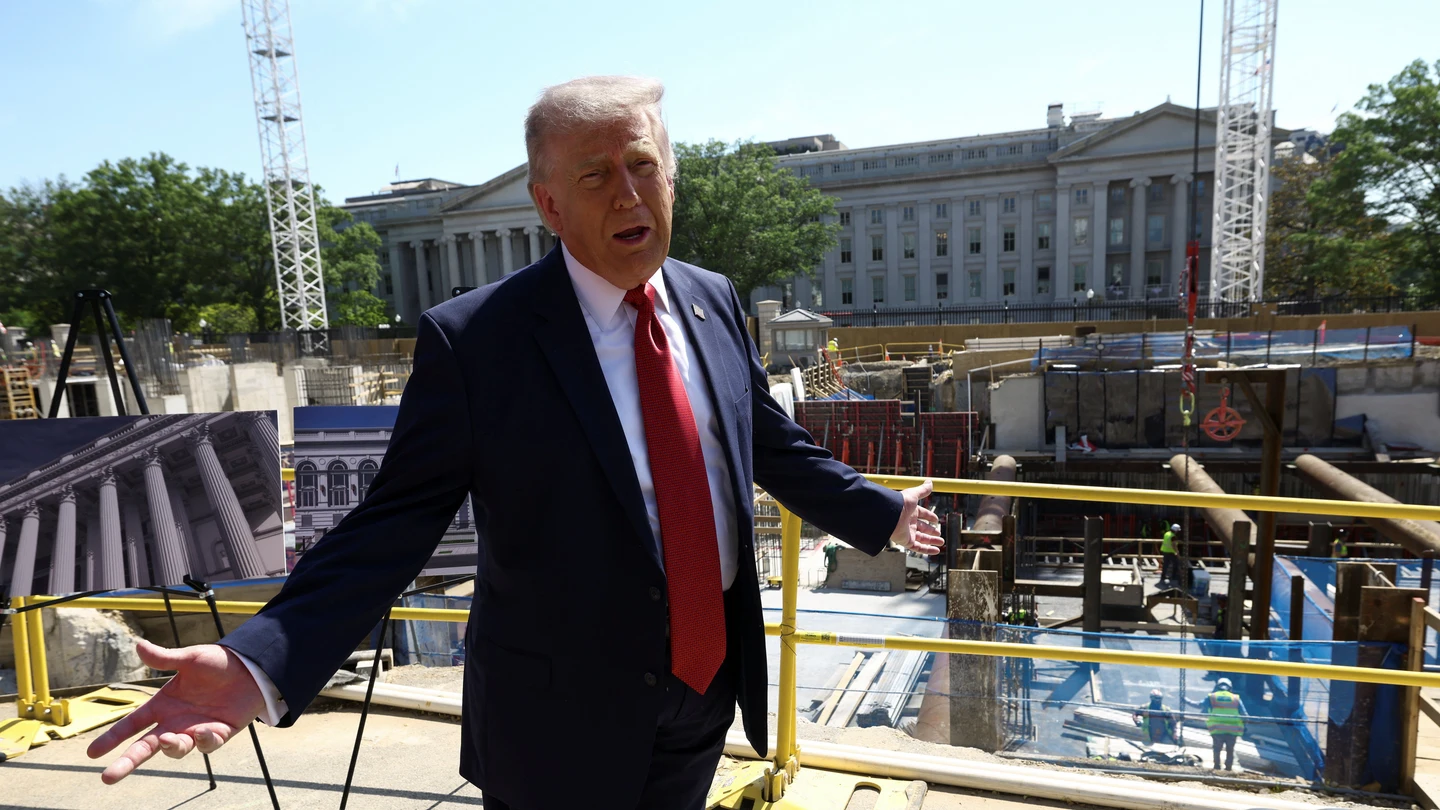 Donald Trump frente a las obras del salón de baile que está construyendo en la Casa Blanca Donald Trump frente a las obras del salón de baile que está construyendo en la Casa Blanca