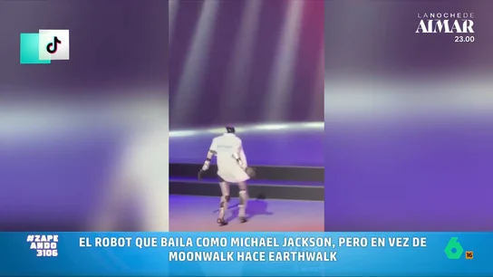 El robot humanoide que baila como Michael Jackson, pero acaba mal: "Es el rey emérito del pop" En una nueva presentación de robot humanoide nos encontramos con uno que reproduce los bailes de Michael Jackson, hasta que se encuentra con unos escalones y termina en el suelo. Puedes verlo en este vídeo.