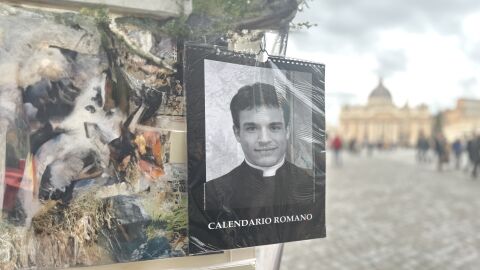 El 'cura' m&aacute;s famoso de Roma no lo era: desvelado el misterio de uno de los souvenirs m&aacute;s vendidos