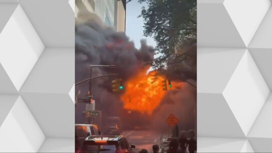 Un veh&iacute;culo explota junto al Toro de Wall Street en Nueva York y provoca una gran bola de fuego