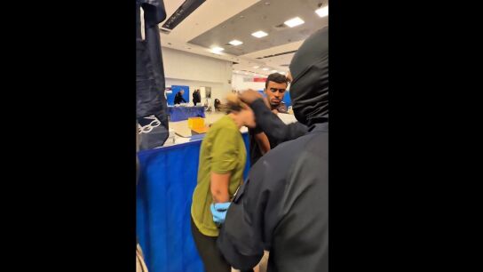 Im&aacute;genes sacadas de algunos de los v&iacute;deos que muestran el trato recibido por los activistas detenidos por Israel.