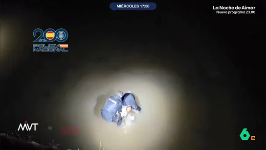Angustioso rescate en el Manzanares: un policía y una persona sin hogar auxilian a una mujer tras caer al río madrileño La mujer ha caído desde una altura de 10 metros, lo que le ha ocasionado graves lesiones en la espalda. Su rescate, además, fue complicado, debido a la naturaleza del accidente.