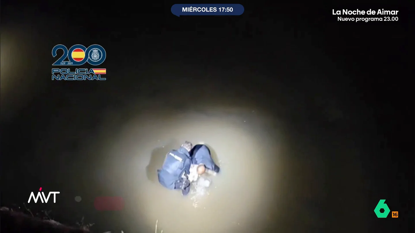 Angustioso rescate en el Manzanares: un policía y una persona sin hogar auxilian a una mujer tras caer al río madrileño La mujer ha caído desde una altura de 10 metros, lo que le ha ocasionado graves lesiones en la espalda. Su rescate, además, fue complicado, debido a la naturaleza del accidente.