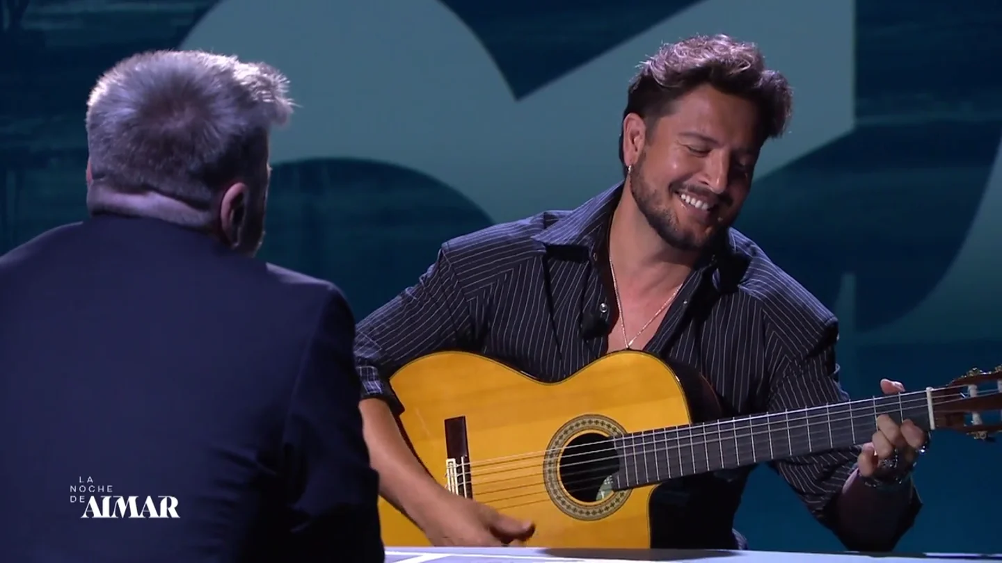 Manuel Carrasco aparece en el plató de La Noche de Aimar cantando su nuevo tema, 'Cambiar'. Puedes ver su actuación al completo en este vídeo. Manuel Carrasco aparece en el plató de La Noche de Aimar cantando su nuevo tema, 'Cambiar'. Puedes ver su actuación al completo en este vídeo.