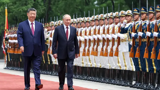 l presidente ruso Vladimir Putin y el presidente chino Xi Jinping pasan revista a la guardia de honor durante una ceremonia de bienvenida en el Gran Salón del Pueblo en Pekín l presidente ruso Vladimir Putin y el presidente chino Xi Jinping pasan revista a la guardia de honor durante una ceremonia de bienvenida en el Gran Salón del Pueblo en Pekín