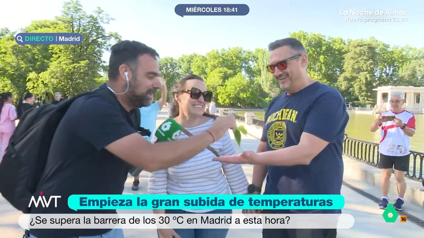 Javier Bastida se convierte en 'futurólogo meteorológico': "Es un servicio exclusivo, son solo 50 euros" El reportero ha visitado el parque del Retiro, en Madrid, para hablar sobre la subida de temperaturas que va a sufrir la capital. Además, aprovecha para mostrar su nueva habilidad: leer el futuro meteorológico en la mano.