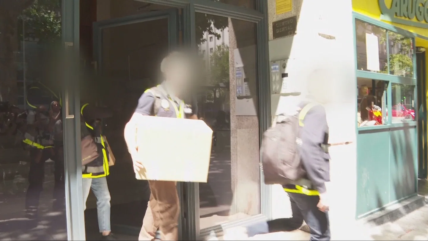 Los agentes saliendo del registro en el despacho de Zapatero Los agentes saliendo del registro en el despacho de Zapatero
