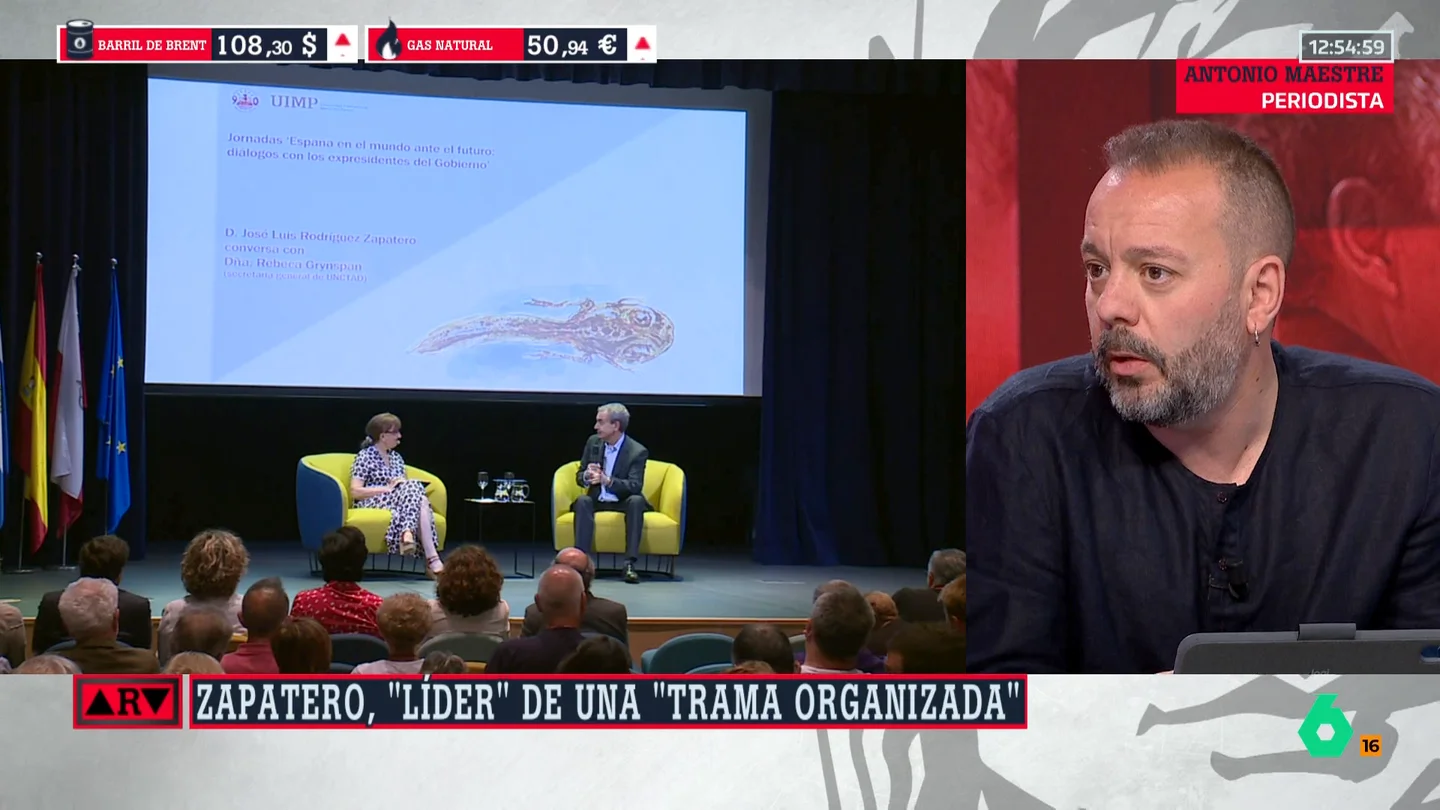 Antonio Maestre, tras la imputación de Zapatero: "Indigna lo fácil que es ganar dinero por ser quien eres o hija de quien eres" Antonio Maestre, tras la imputación de Zapatero: "Indigna lo fácil que es ganar dinero por ser quien eres o hija de quien eres"