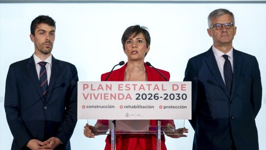 La ministra de Vivienda y Agenda Urbana, Isabel Rodr&iacute;guez, atiende a los medios antes de la reuni&oacute;n de la Conferencia Sectorial de Vivienda y Agenda Urbana, en la sede del Ministerio.
